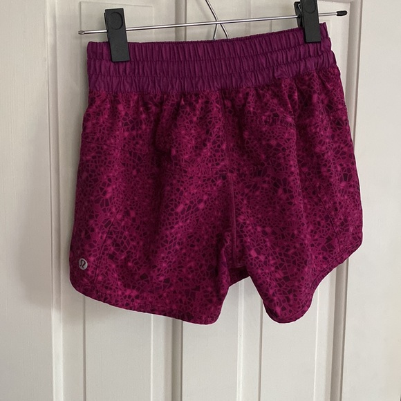Lululemon Tracker Shorts - Size 4 - Picture 2 of 5